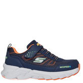Skechers børnesneaker er en vandtæt  med elastiske snørebånd og justerbar lukning for nem påtagning. Den har polstret indersål, støddæmpende mellemsål og fleksibel gummiydersål, velegnet til leg og hverdag.