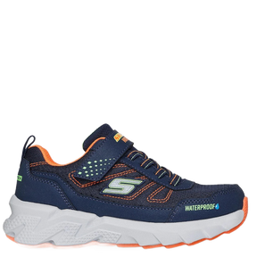 Skechers børnesneaker er en vandtæt  med elastiske snørebånd og justerbar lukning for nem påtagning. Den har polstret indersål, støddæmpende mellemsål og fleksibel gummiydersål, velegnet til leg og hverdag.