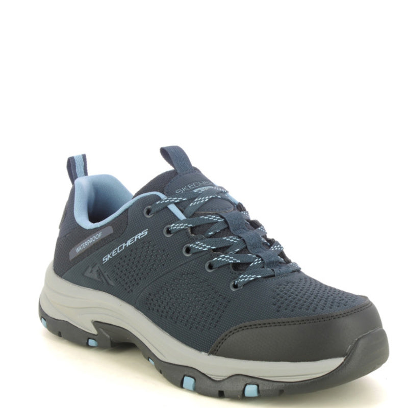 Komfortabel Skechers damesneaker i navy/grå med sporty outdoor-look.
Blød memory foam-indersål og god pasform til hverdagsbrug.