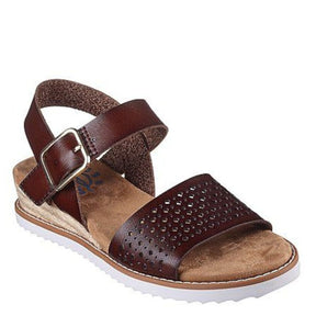 Skecher sandal i brun med en lys bund, lille hæl, sandalen er med justerbar stop over vristen, fodsengen er med memory foam, en skøn sandal til flere lejligheder,  samt en god komfort.