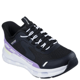 Skechers slip-ins sneakers er en let og komfortabel børnesneakers i sort med lilla detaljer, designet med blød Memory Foam-indersål, fleksibel sål og praktisk elastik snørre for nem påtagnin.