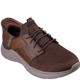Skechers model i en mørkebrun farve. Herresneaker med Hands Free Slip-ins®, Air-Cooled Memory Foam og Goga Mat Arch™. God komfort hele dagen.