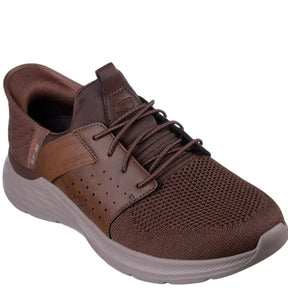 Skechers model i en mørkebrun farve. Herresneaker med Hands Free Slip-ins®, Air-Cooled Memory Foam og Goga Mat Arch™. God komfort hele dagen.