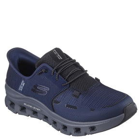Skechers Slip-ins Glide-Step Pro", er en navy/charcoal herresneaker med Hands Free Slip-ins®, polstret hæl, Air-Cooled Memory Foam indersål og Glide-Step® midtersål for naturlig fremdrift. Den er vegan-venlig og maskinvaskbar, hvilket gør den både komfortabel og praktisk.