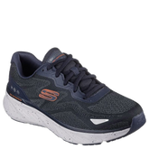 Elegant herre sneaker i blå, med vandtæt overdel i mesh og syntetisk materiale. Klassisk snørelukning, robust lys mellemsål og diskret logo på siden. Designet både funktionelt og stilfuldt – perfekt til hverdag og udendørseventyr.