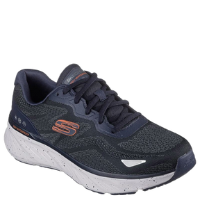 Elegant herre sneaker i blå, med vandtæt overdel i mesh og syntetisk materiale. Klassisk snørelukning, robust lys mellemsål og diskret logo på siden. Designet både funktionelt og stilfuldt – perfekt til hverdag og udendørseventyr.