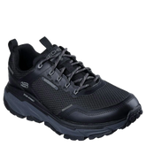 Sort, robust sneaker med vandtæt ribstop-mesh og hotmelt-detaljer. Klassisk snørelukning, slidsikker ydersål og en synlig hælstropp gør den både praktisk og komfortabel. Elegant og funktionel – designet til at klare både by og natur.