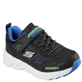 Skechers børnesneaker med sporty og robust design, hvor åndbart mesh og syntetiske forstærkninger giver både komfort og holdbarhed. Skoen har elastiske snørebånd og en justerbar velcro-rem for nem på/af og god pasform. Mellemsålen er stødabsorberende og ydersålen har godt greb til aktiv leg og hverdagsbrug.