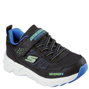 Skechers børnesneaker med sporty og robust design, hvor åndbart mesh og syntetiske forstærkninger giver både komfort og holdbarhed. Skoen har elastiske snørebånd og en justerbar velcro-rem for nem på/af og god pasform. Mellemsålen er stødabsorberende og ydersålen har godt greb til aktiv leg og hverdagsbrug.