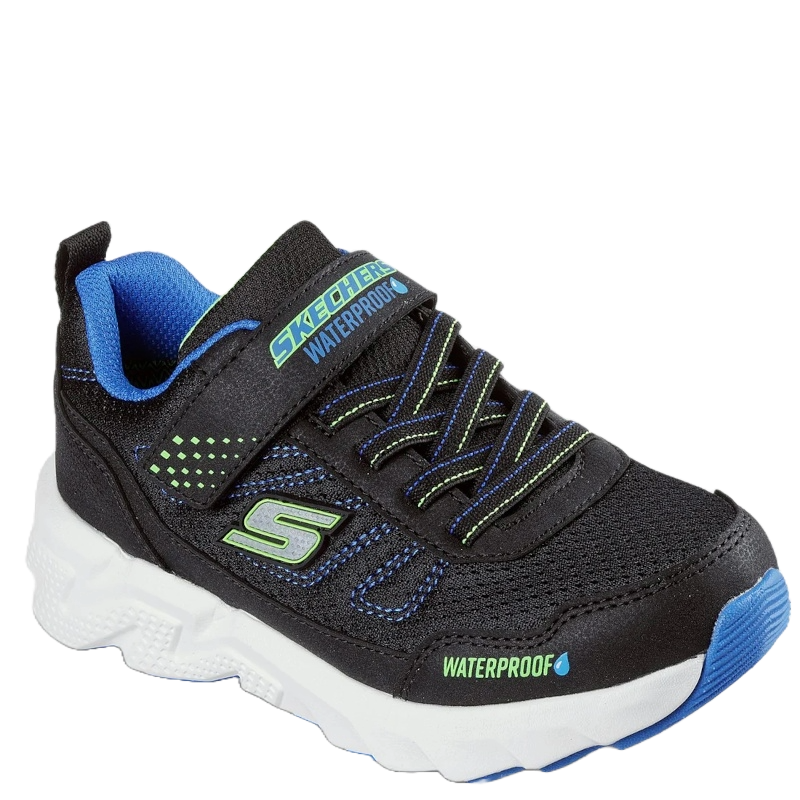 Skechers børnesneaker med sporty og robust design, hvor åndbart mesh og syntetiske forstærkninger giver både komfort og holdbarhed. Skoen har elastiske snørebånd og en justerbar velcro-rem for nem på/af og god pasform. Mellemsålen er stødabsorberende og ydersålen har godt greb til aktiv leg og hverdagsbrug.