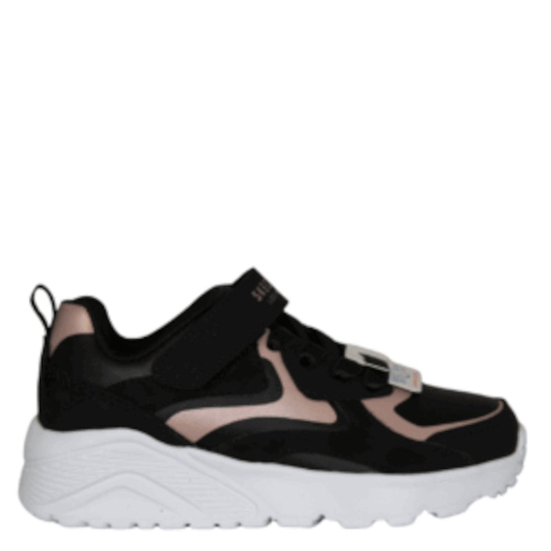 Skechers sneakers er en børnesneaker med sort overdel og rosaguld metallic detaljer, Air-Cooled Memory Foam indersål, Skech-Air stødabsorbering, justerbar velcrolukning og fleksibel, skridsikker ydersål for komfort og stabilitet.
