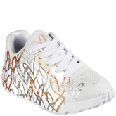 Skechers børnesneaker med hvid overdel dekoreret med metalliske hjerter, blød Air‑Cooled Memory Foam-indlægssål, let plateau-mellemsål og fleksibel ydersål for komfort og stil.