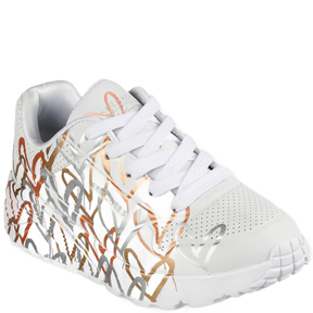 Skechers børnesneaker med hvid overdel dekoreret med metalliske hjerter, blød Air‑Cooled Memory Foam-indlægssål, let plateau-mellemsål og fleksibel ydersål for komfort og stil.