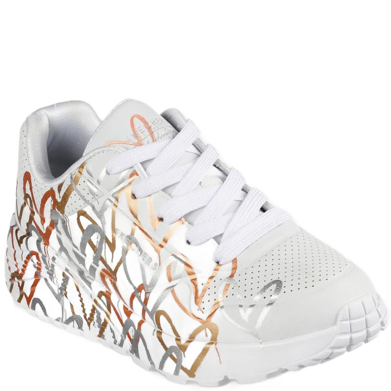 Skechers børnesneaker med hvid overdel dekoreret med metalliske hjerter, blød Air‑Cooled Memory Foam-indlægssål, let plateau-mellemsål og fleksibel ydersål for komfort og stil.