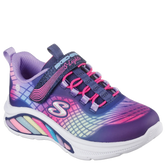 Skechers er en børnesneaker i navy med flerfarvede glitreffekter, blød komfortindsats, fleksibel sål og lys i mellemsålen, kombineret med elastiske snørebånd og velcro for nem påtagning.