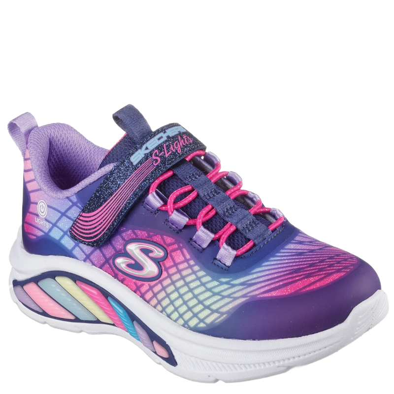 Skechers er en børnesneaker i navy med flerfarvede glitreffekter, blød komfortindsats, fleksibel sål og lys i mellemsålen, kombineret med elastiske snørebånd og velcro for nem påtagning.