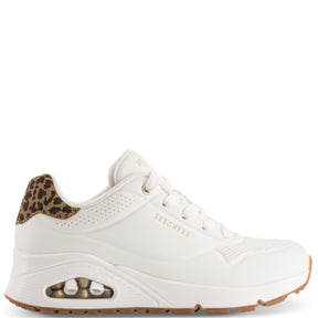 Skechers sneakers, også kendt som "UNO - Jungle Nite", er en stilfuld og komfortabel damesneaker, der kombinerer moderne design med avanceret teknologi. Denne model er ideel til både hverdagsbrug og afslappede aktiviteter, hvor komfort og stil er i fokus.