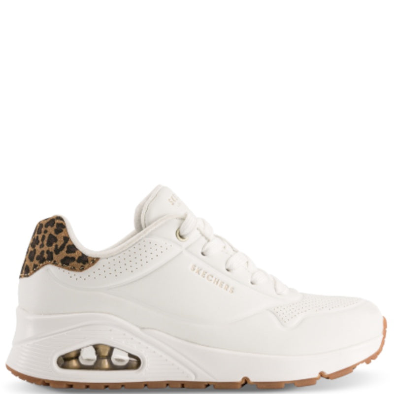 Skechers sneakers, også kendt som "UNO - Jungle Nite", er en stilfuld og komfortabel damesneaker, der kombinerer moderne design med avanceret teknologi. Denne model er ideel til både hverdagsbrug og afslappede aktiviteter, hvor komfort og stil er i fokus.