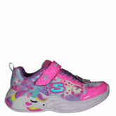 Skechers 303063L PKMT, "S-Lights Unicorn Dreams – Heart Sparkles", er en farverig børnesneaker med lys, glitrende detaljer, elastisk snørebånd, velcrolukning og fleksibel, skridsikker sål for komfort og sjov hele dagen.