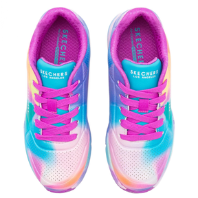 Skechers børnesneaker med farverigt prisme‑design, Air‑Cooled Memory Foam-indlæg, stødabsorberende luftkapsel i hælen og fleksibel gummisål for komfort og bevægelsesfrihed.