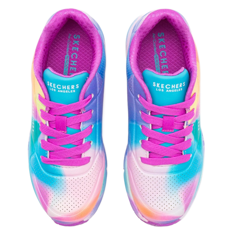 Skechers børnesneaker med farverigt prisme‑design, Air‑Cooled Memory Foam-indlæg, stødabsorberende luftkapsel i hælen og fleksibel gummisål for komfort og bevægelsesfrihed.