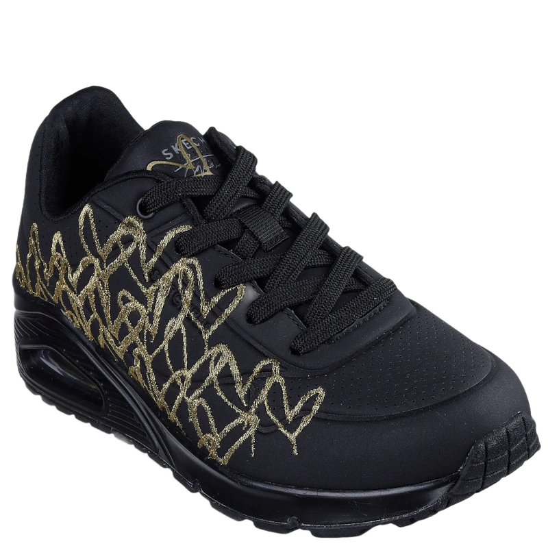 Skechers sneakers i sort/guld ikoniske gyldne “Lovewall”‑hjerter på overdelen, Air‑Cooled Memory Foam® indersål for komfort og en fleksibel Skech‑Air® mellemsål, der giver blød støddæmpning og let gang.
