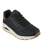 Stilfuld sort sneaker med overdel i Durabuck og ruskind på hælkanten. Klassisk snørelukning og en synlig Skech-Air mellemsål, der sikrer optimal støddæmpning. Fleksibel ydersål og en 3,8 cm hæl. Perfekt kombination af komfort og moderne design.