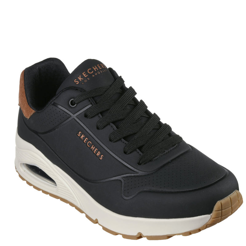 Stilfuld sort sneaker med overdel i Durabuck og ruskind på hælkanten. Klassisk snørelukning og en synlig Skech-Air mellemsål, der sikrer optimal støddæmpning. Fleksibel ydersål og en 3,8 cm hæl. Perfekt kombination af komfort og moderne design.