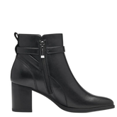 Kort sort Tamaris ankelstøvle med rund snude, lav blokhæl og lynlås, komfortabel og nem at style til både hverdag og fest.