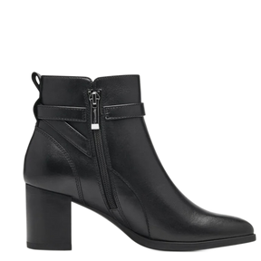 Kort sort Tamaris ankelstøvle med rund snude, lav blokhæl og lynlås, komfortabel og nem at style til både hverdag og fest.
