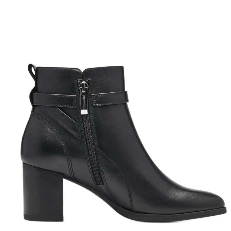 Kort sort Tamaris ankelstøvle med rund snude, lav blokhæl og lynlås, komfortabel og nem at style til både hverdag og fest.