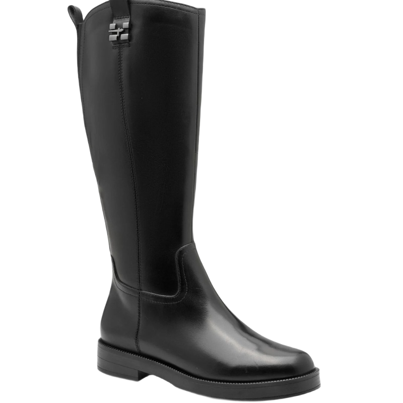 Klassisk sort Tamaris damestøvle med rund snude, lav hæl og lynlås i siden. Komfortabel og tidløs støvle til hverdagsbrug i de kolde måneder.