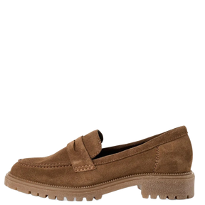 Tamaris er en klassisk damesko i loafer‑stil med læderoverdel, slip‑on design og lav blokhæl for komfort og stil.