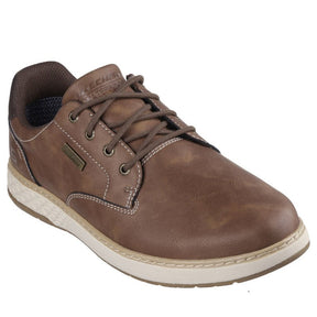 skechers sneakers er en stilren og komfortabel herresko i brun med vandtæt læderoverdel. Skoen har Air-Cooled Memory Foam, indersål og Goga Mat Arch støtte, som giver blød komfort hele dagen. Relaxed Fit sikrer ekstra plads i forfoden, og den fleksible gummisål giver godt greb – perfekt til hverdagsbrug i alt slags vejr.