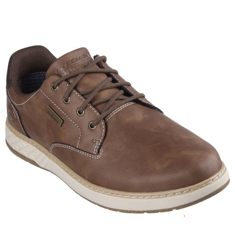 skechers sneakers er en stilren og komfortabel herresko i brun med vandtæt læderoverdel. Skoen har Air-Cooled Memory Foam, indersål og Goga Mat Arch støtte, som giver blød komfort hele dagen. Relaxed Fit sikrer ekstra plads i forfoden, og den fleksible gummisål giver godt greb – perfekt til hverdagsbrug i alt slags vejr.