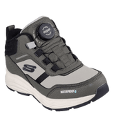 Skechers børne sko er en vandafvisende sneaker, med en praktisk Twist Fit-drejefunktion i stedet for traditionelle snørebånd, som gør det nemt for barnet selv at stramme skoen. 
Den har et robust design, slidstærkt materiale og en kraftig sål, der er ideel til aktiv leg i al slags vejr.