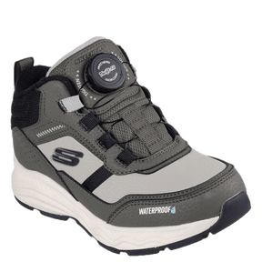 Skechers børne sko er en vandafvisende sneaker, med en praktisk Twist Fit-drejefunktion i stedet for traditionelle snørebånd, som gør det nemt for barnet selv at stramme skoen. 
Den har et robust design, slidstærkt materiale og en kraftig sål, der er ideel til aktiv leg i al slags vejr.