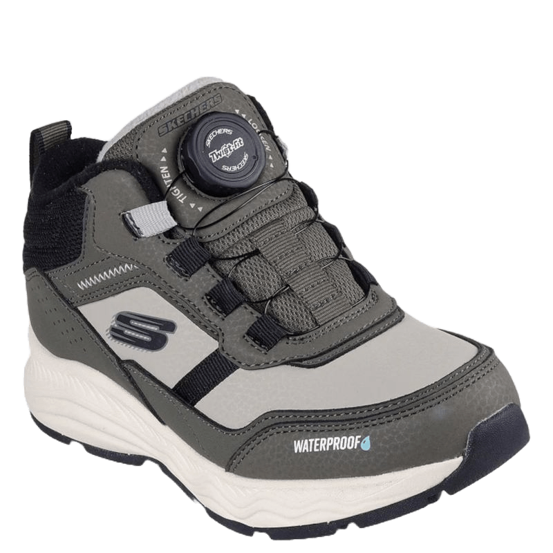 Skechers børne sko er en vandafvisende sneaker, med en praktisk Twist Fit-drejefunktion i stedet for traditionelle snørebånd, som gør det nemt for barnet selv at stramme skoen. 
Den har et robust design, slidstærkt materiale og en kraftig sål, der er ideel til aktiv leg i al slags vejr.