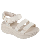 sechers sandal i en fin lys faver, sandalen er med justerbare stropper, over forden ved ankel, samt i hælen. sandalen har en memory foam fodseng. designet til aktivitet samt en super komfort.