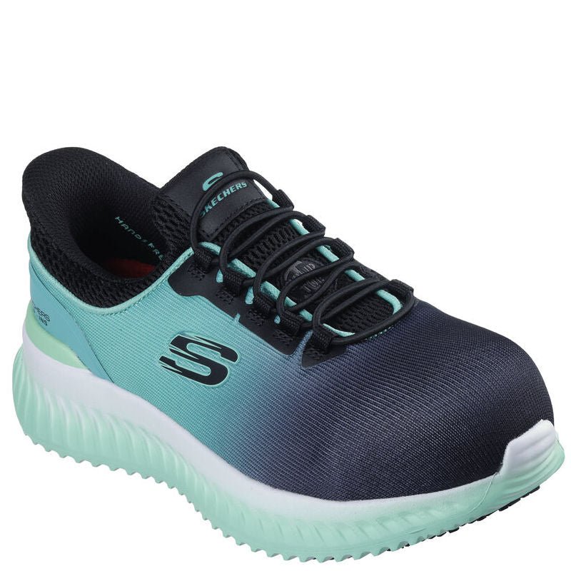 Skechers slip-ins dame arbejdssko, er en sikkerhedssko i sort og mintgrøn nuancer, med elastiksnørebånd og forstærket tåkappe. Den har åndbar overdel, Memory Foam-indersål og en skridhæmmende sål, der giver både komfort og beskyttelse på jobbet, med et friskt, feminint udtryk.