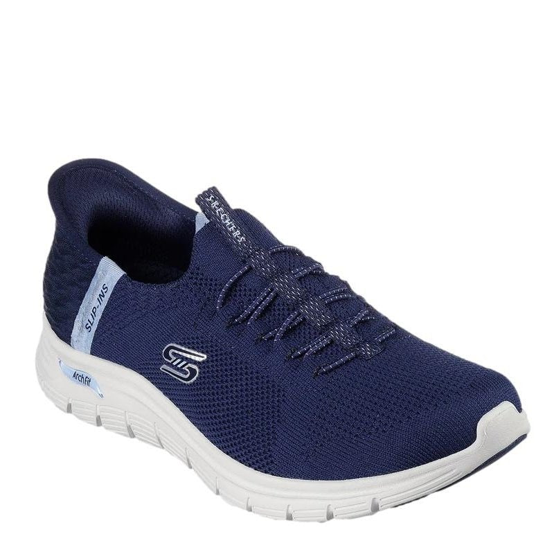skechers slip-ins sneakers i en smart blå farve til dame.
Skoen er med elastik snørre.
en super dejlig, let og luftig sko.
skoen har en god komfort, ideel til gåturer, så vel som til hverdag.