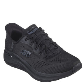skechers slip-ins sneakers til dame i sort.
skoen er med snørre, samt mesh overdel, 
en let sko med god komfort, til gåturer såvel som hverdagsbrug.