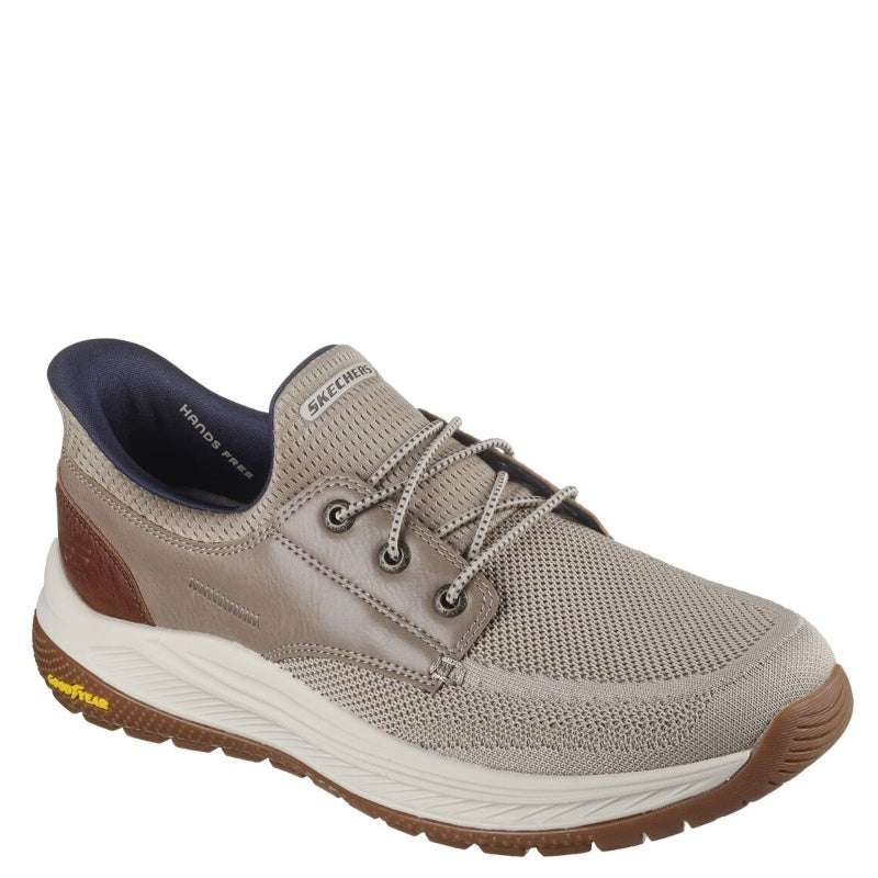 skechers slip-ins sneakers i en smart sand farve.
Skoen er med elastik snørre. en god bund med en godt greb. en super fleksibel sko, med en god komfort.