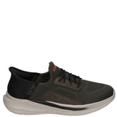 Skechers slip-ins herresko er med elastiksnørebånd og Stretch Fit-teknologi for øget komfort og fleksibilitet. 
Skoen har en åndbar mesh-overdel, støddæmpende sål og et sporty design, der gør den ideel til både hverdag og let træning.