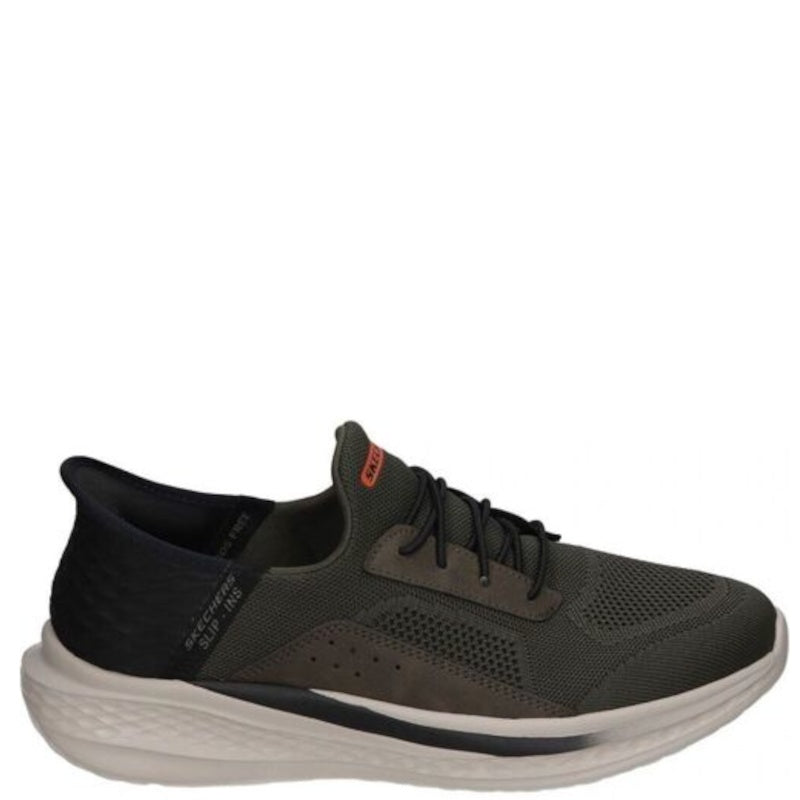 Skechers slip-ins herresko er med elastiksnørebånd og Stretch Fit-teknologi for øget komfort og fleksibilitet. 
Skoen har en åndbar mesh-overdel, støddæmpende sål og et sporty design, der gør den ideel til både hverdag og let træning.