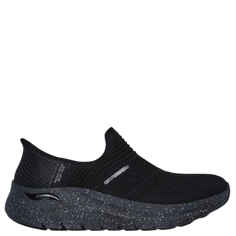 Skechers slip-ins dame sneakers i sort, model med strikket overdel og prikket, stødabsorberende sål. I det at den er en slip-ins model er den nem at tage på uden at bøje sig. Komfortabel og sporty, perfekt til hverdagsbrug.