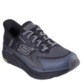 skechers slip-ins i sort, er en herresko, designet til både hverdag og udendørsbrug. Den er vandtæt, nem at tage på takket være Hands Free Slip-ins, Max Cushioning sko, med mellemsål i Air-Cooled Memory Foam indersål, som giver fremragende komfort og støtte hele dagen. Ydersålen i gummi sikrer godt greb og holdbarhed på forskellige underlag.