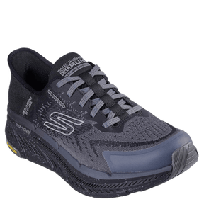 skechers slip-ins i sort, er en herresko, designet til både hverdag og udendørsbrug. Den er vandtæt, nem at tage på takket være Hands Free Slip-ins, Max Cushioning sko, med mellemsål i Air-Cooled Memory Foam indersål, som giver fremragende komfort og støtte hele dagen. Ydersålen i gummi sikrer godt greb og holdbarhed på forskellige underlag.