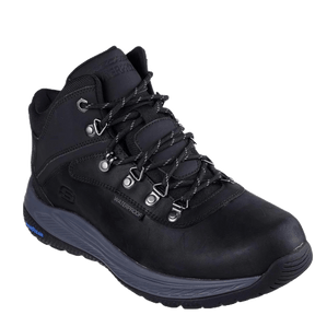 skechers herrestøvle i sort, med stilrent og alsidigt design. Den er vandtæt, nem at tage på takket være slip-in teknologi, og har en komfortabel pasform med polstret indersål for stødabsorbering. Ydersålen er holdbar og giver godt greb på forskellige underlag, hvilket gør støvlen velegnet til både hverdagsbrug og udendørs aktiviteter.