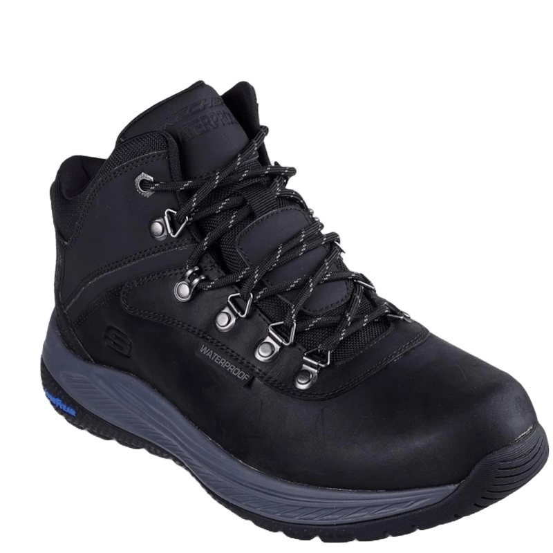 skechers herrestøvle i sort, med stilrent og alsidigt design. Den er vandtæt, nem at tage på takket være slip-in teknologi, og har en komfortabel pasform med polstret indersål for stødabsorbering. Ydersålen er holdbar og giver godt greb på forskellige underlag, hvilket gør støvlen velegnet til både hverdagsbrug og udendørs aktiviteter.